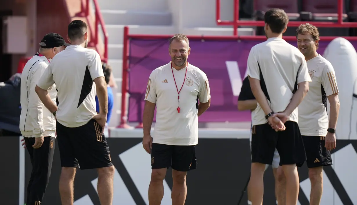 Pelatih Jerman, Hansi Flick dikelilingi oleh asistennya sebelum sesi latihan di stadion Al-Shamal di Al-Ruwais, Qatar, Selasa, 22 November 2022. Jerman akan memainkan pertandingan pertama melawan Jepang pada Grup E Piala Dunia 2022 Qatar pada Rabu, 23 November. (AP Photo/Matthias Schrader)