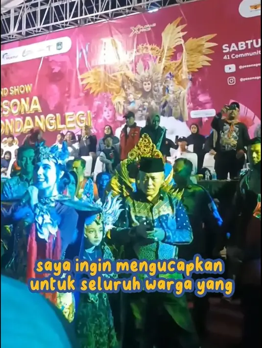 Sesekali, pemeran dalam film Musik untuk Cinta itu juga ikut berjoged-joged bersama para peserta lain. Arumi menggunakan pakaian warna biru dan kombinasi mewah. Ia berjalan didampingi 'dayang-dayang' yang merupakan remaja asli Gondanglegi. [Instagram/pesonagondanglegi_official]