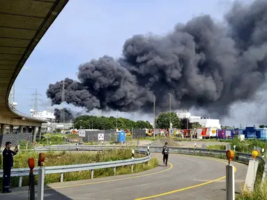 Kepulan asap membumbung ke atas setelah Ledakan yang terja di kawasan industri kimia di Kota Leverkusen, Jerman, Selasa (27/7/2021). 31 orang terluka karena insiden itu. (AP Photo/Oliver Berg)