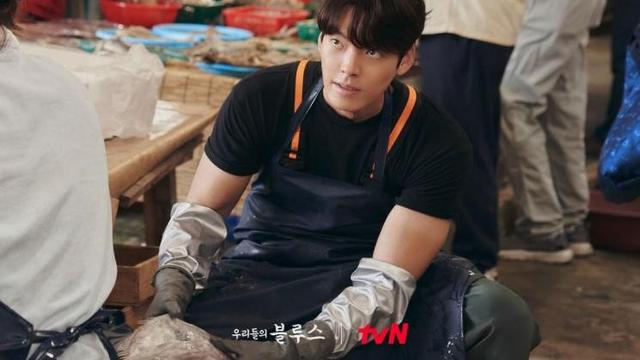 Pesona Kim Woo-bin dalam Our Blues, Makin Tampan dan Berkharisma