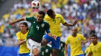 Rafael Marquez. Bek tengah Meksiko yang kini berusia 43 tahun dan pensiun pada 2018 ini memiliki total 147 caps dan terpilih memperkuat Meksiko dalam 5 edisi Piala Dunia, mulai 2002 hingga 2018. Tampil dalam 29 laga, Meksiko selalu kandas di babak 16 Besar. (AFP/Fabrice Coffrini)