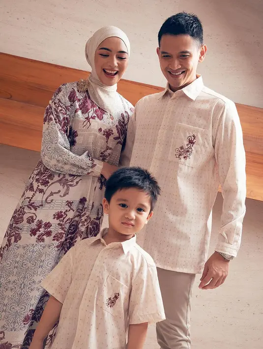 Gaya tampan Athar, putra Citra Kirana dan Rezky Aditya mengenakan koleksi RiaMiranda Raya 2024 “Selayar” .[@citraciki]