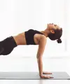 Reverse plank adalah latihan isometrik (menahan posisi) di mana tubuh membentuk garis lurus, tetapi dengan posisi wajah menghadap ke atas. [Dok/freepik.com]