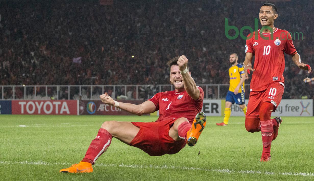 Marko Simic merayakan gol bersama Rudi Widodo saat melawan Tampines Rovers pada laga Piala AFC 2018 di Stadion Utama GBK, Senayan, Jakarta (28/2/2018). Simic mencetak tiga gol untuk Persija. (Bola.com/Asprilla Dwi Adha)