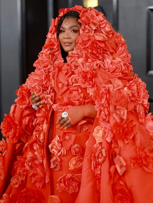 Lizzo memenuhi red carpet dengan busana full bunga dari Dolce & Gabbana [instagram/lizzobeeating]