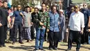 Presiden Joko Widodo (Jokowi) didampingi Gubernur Sulawesi Tengah Longki Djanggola meninjau lokasi reruntuhan bangunan akibat gempa dan tsunami di Kota Palu, Sulawesi Tengah, Minggu (30/9). (Liputan6.com/Septian Deny)