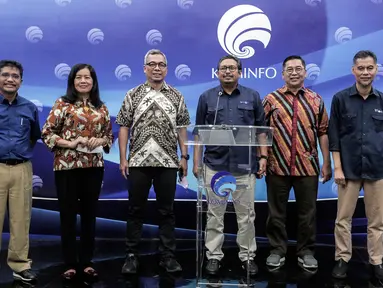 Dari kiri-kanan: Direktur Pengembangan Pita Lebar Kemenkominfo Marvels Situmorang, Staf Khusus Menteri Kemenkominfo Rosarita Niken Widiastuti, Direktur Jenderal IKP Usman Kansong, Direktur Jenderal SDPPI Kemenkominfo Ismail, Sekjen ATVSI Gilang Iskandar, dan Direktur Penyiaran Kemenkominfo Geryantika Kurnia saat konferensi pers terkait penerapan analog switch off (ASO) wilayah Jabodetabek di Gedung Kemenkominfo, Jakarta, Rabu (5/10/2022). Kementerian Komunikasi dan Informatika (Kemkominfo) memutuskan menunda penerapan analog switch off (ASO) di wilayah Jabodetabek yang seharusnya dilakukan pada hari ini 5 Oktober 2022 menjadi 2 November 2022. (Liputan6.com/Johan Tallo)