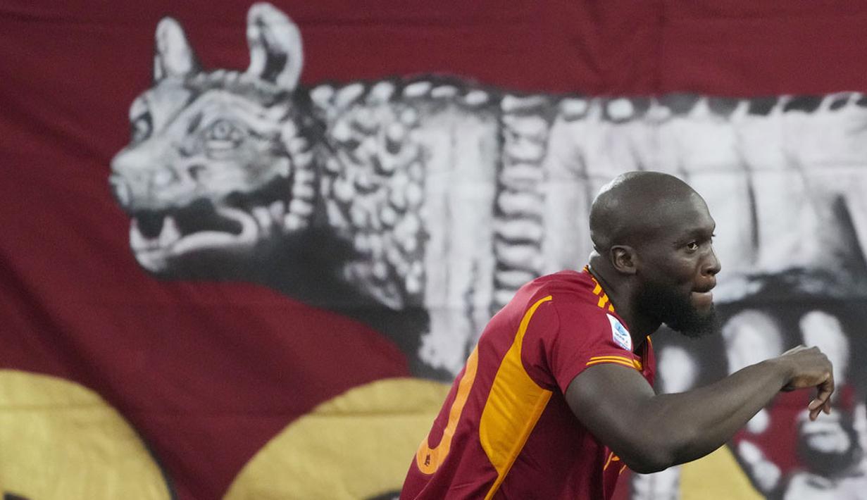 Pemain AS Roma, Romelu Lukaku, saat melawan AC Milan dalam laga giornata ketiga Liga Italia di Stadion Olimpico, Roma, Sabtu (2/9/2023). AS Roma tumbang dengan skor 1-2. (AP Photo/Gregorio Borgia)