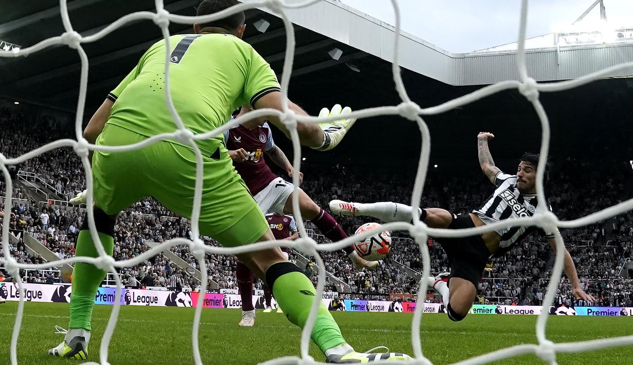 Gelandang Newcastle United, Sandro Tonali (kanan) mencetak gol ke gawang Aston Villa pada laga pekan pertama Liga Inggris 2023/2024 di St James' Park, Newcastle (12/8/2023). Sandro Tonali yang didatangkan Newcastle United dari AC Milan ini diturunkan sebagai starter saat menghadapi tamunya Aston Villa. Ia mencetak gol pembuka The Magpies pada menit ke-6 dalam laga laga yang berkesudahan 5-1 untuk kemenangan tuan rumah. (PA via AP Photo/Owen Humphreys)