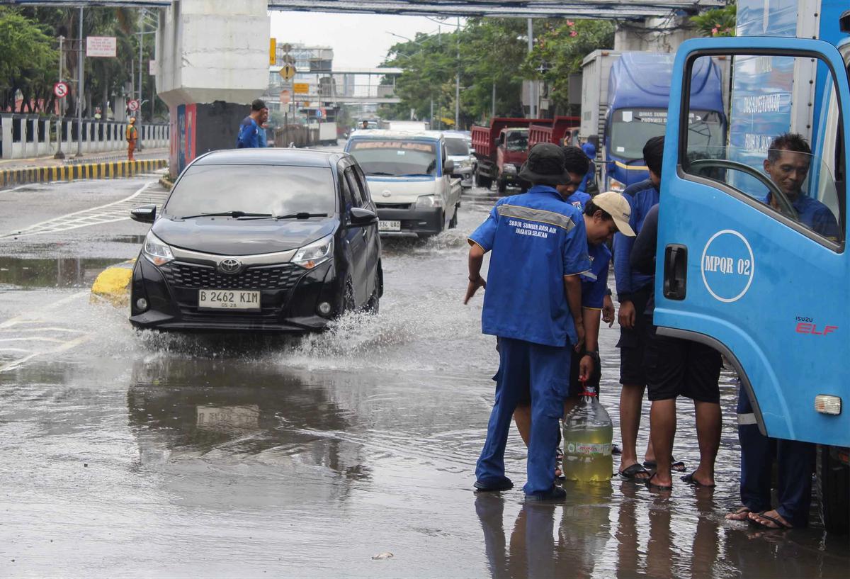 FOTO: Mesin Pompa Dikerahkan, Banjir Mangga Dua Kini Surut