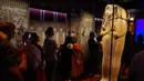 Seperti dikutip dari Smithsonian Magazine pada Rabu (22/11/2023), pameran “Ramses & the Gold of the Pharaohs” menjadi perhentian keempat dalam tur internasionalnya. (AP Photo/Mark Baker)