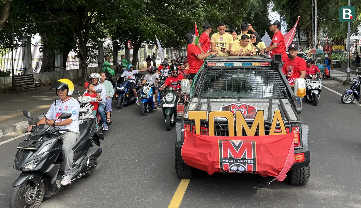 Sejumlah pemain Malut United menaiki mobil bak terbuka saat mengikuti konvoi di Kota Ternate, Maluku Utara pada Kamis (14/03/2024). (Bola.com/Hery Kurniawan)