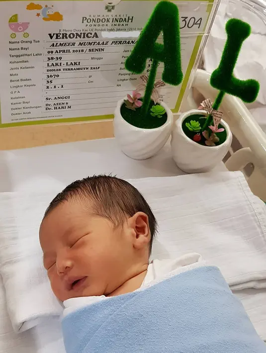 "Si gemes nya daddy sama mommy Nyenyak banget nak tidur nya ❤," tulis pemeran Teuku Fadhil dalan film Kisah Cinta Bertasbih itu sebagai keterangan foto. (Instagram/_luckyperdana)