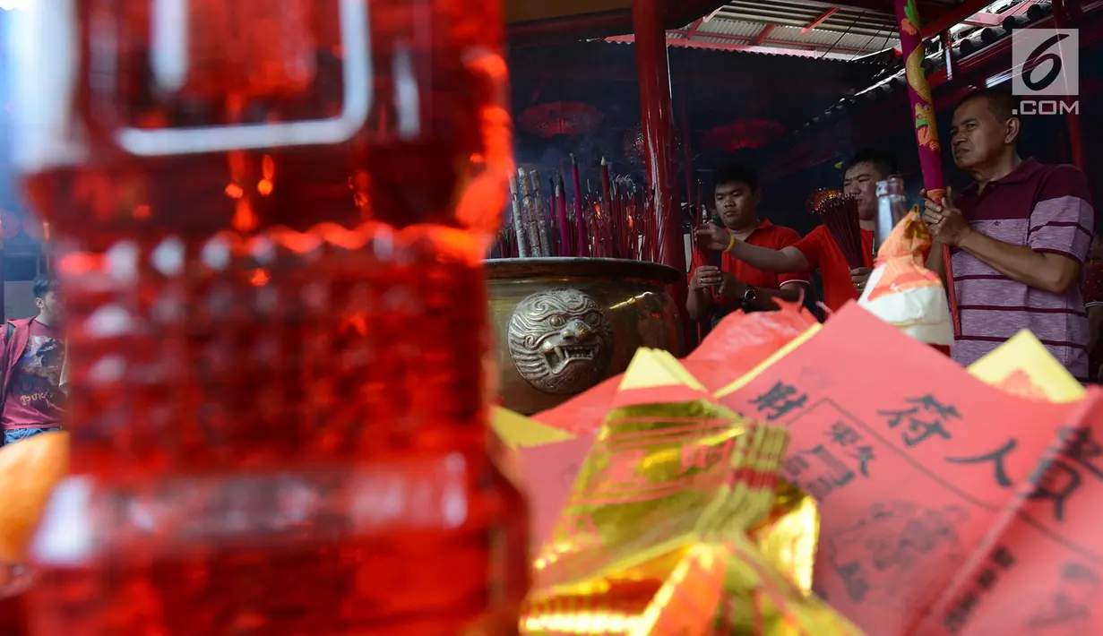 Warga keturunan Tionghoa saat sembahyang tahun baru Imlek 2570 di Vihara Dharma Bhakti Petak Sembilan, Glodok, Jakarta Barat, Selasa (5/2). Umat keturunan Tionghua merayakan Imlek dengan sembahyang tahun baru Imlek 2570. (Merdeka.com/Imam Buhori)