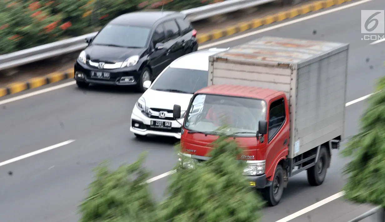 Sejumlah truk melintas di ruas Tol Dalam Kota Cawang-Pluit, Jakarta, Rabu (8/8). Untuk ruas Tol Cawang-Tomang-Pluit dan Tol Tomang-Kembangan, truk dilarang melintas mulai pukul 05.00-22.00 WIB. (Merdeka.com/Iqbal S. Nugroho)