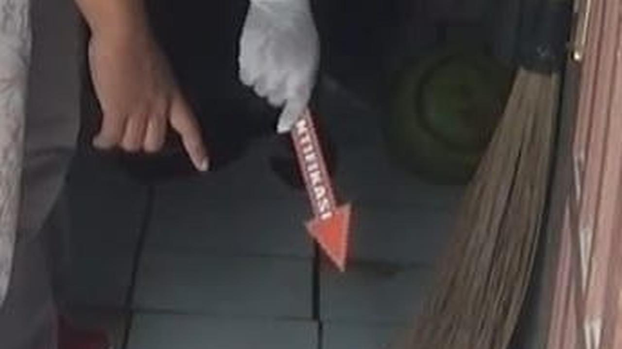 "Barang bukti yang saat ini kita amankan, pisau, tabung gas yang berada di lokasi, pisau itu pisau dapur yang awalnya dipakai untuk mengupas sayur dan buah-buahan," katanya.