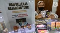 Petugas menunjukkan emas batangan di Galeri 24 Pegadaian, Jakarta, Senin (20/12/2024). (Liputan6.com/Angga Yuniar)