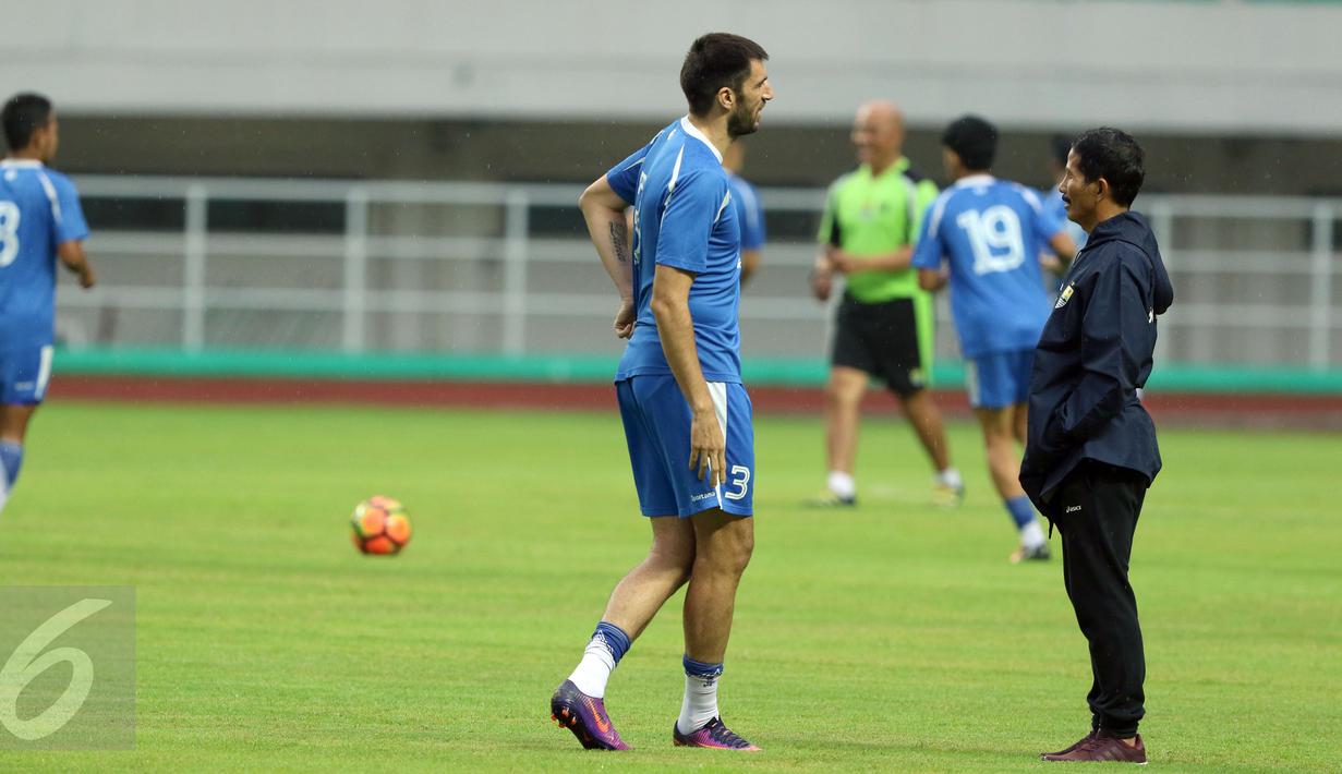 Pelatih Persib, Djajang Nurjaman berbincang dengan Vladimir Vujovic jelang latihan resmi laga perebutan tempat ketiga Piala Presiden 2017 melawan Semen Padang di Stadion Pakansari, Kab Bogor, Jumat (10/3). (Liputan6.com/Helmi Fithriansyah)