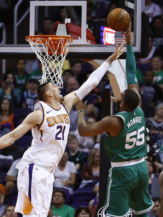 Pebasket Boston Celtics, Greg Monroe, berusaha memasukkan bola saat pertandingan melawan Phoenix Suns pada laga NBA di Talking Stick Resort Arena, Selasa (27/3/2018). Boston Celtics menang 102-94 atas Phoenix Suns. (AP/Ross D. Franklin)