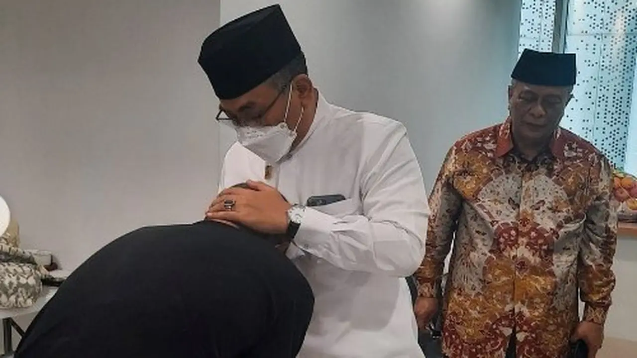 Gus Yahya saat menjenguk Crystalino David Ozora di RS Mayapada Kuningan Jakarta. Dia bertemu langsung dengan ayah David, Jonathan Latumahina. (Istimewa)