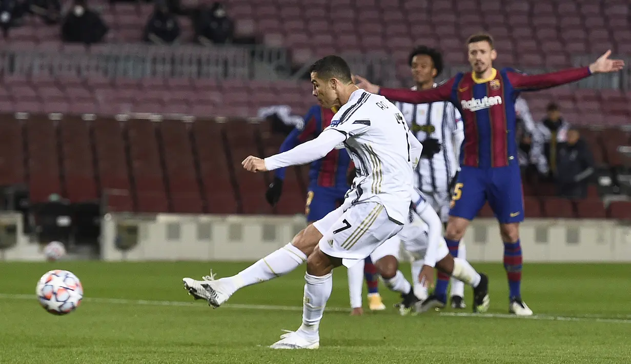 Striker Juventus, Cristiano Ronaldo, saat mencetak gol lewat tendangan penalti ke gawang Barcelona pada laga matchday terakhir Grup G Liga Champions di Camp Nou Stadium, Rabu (9/12/2020) dini hari WIB. Juventus menang 3-0 atas Barcelona. (AFP/Josep Lago)