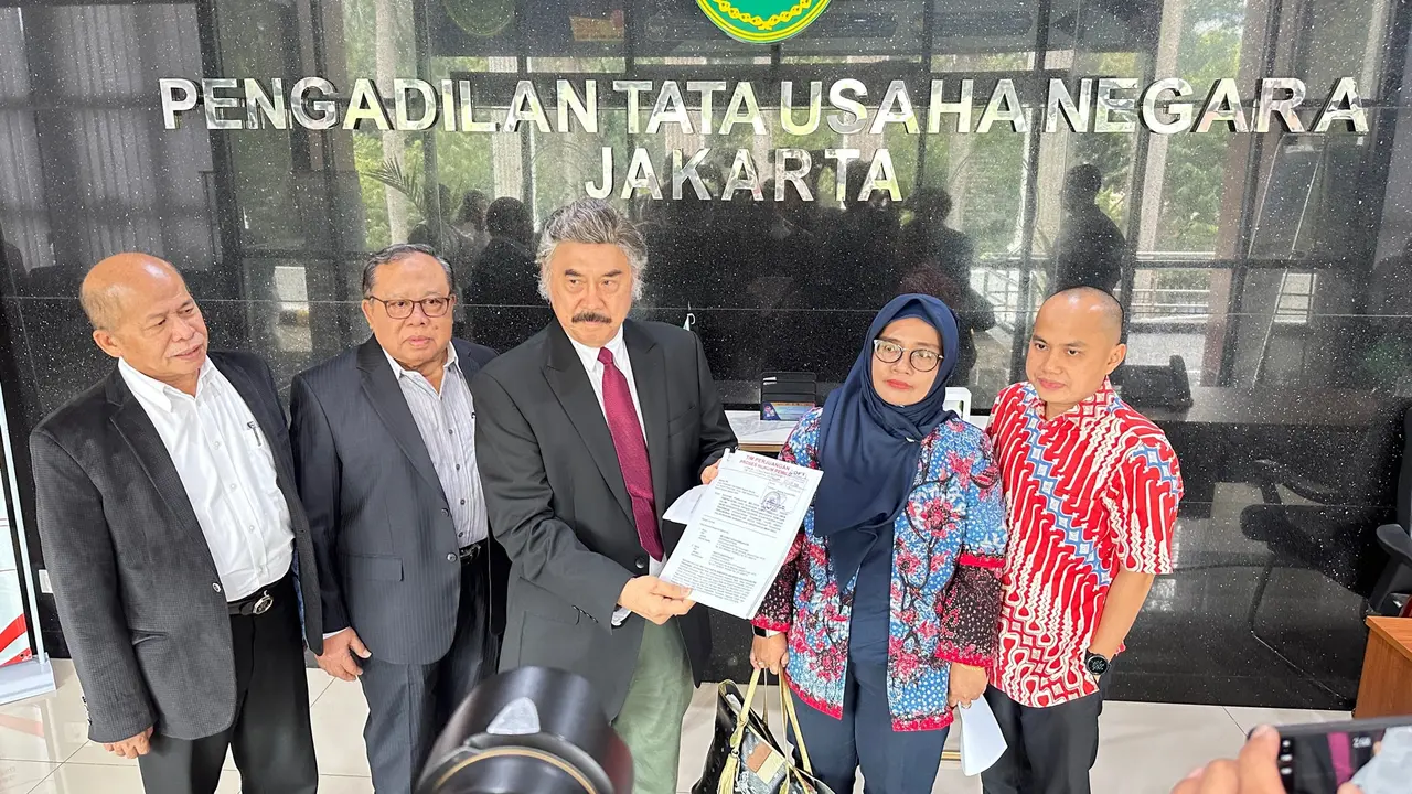 Partai Demokrasi Indonesia Perjuangan (PDIP) diwakili Ketua Tim Hukum Gayus Lumbuun menggugat KPU ke Pengadilan Tata Usaha Negara (PTUN) Jakarta Timur, Selasa (2/4/2024)