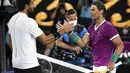 Rafael Nadal (kanan) dari Spanyol diberi selamat oleh Matteo Berrettini dari Italia setelah pertandingan semifinal kejuaraan tenis Australia Terbuka di Melbourne, Australia, Jumat (28/1/2022). Rafael Nadal menang atas Matteo Berrettini dengan skor 6-3, 6-2, 3-6, 6-3. (AP Photo/Tertius Pickard)