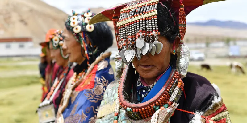 Perempuan Tibet dalam Balutan Pakaian Tradisional