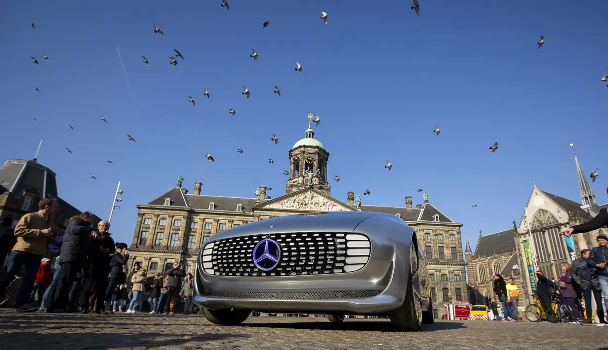 Bagian depan dari Mercedes Benz F 015 saat dipamerkan di Dam Square, Amsterdam, Belanda, Minggu (13/3/2016). Bentuknya yang unik dan futuristik membuat kehadirannya menjadi pusat perhatian warga Amsterdam. (AFP Photo/Bart Maat)