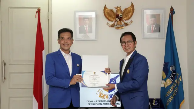 Aktor film Pong Harjatmo memimpin acara pelantikan anggota Dewan Pertimbangan Organisasi (DPO) Persatuan Artis Film Indonesia (PARFI) yang digelar 17 Maret 2021