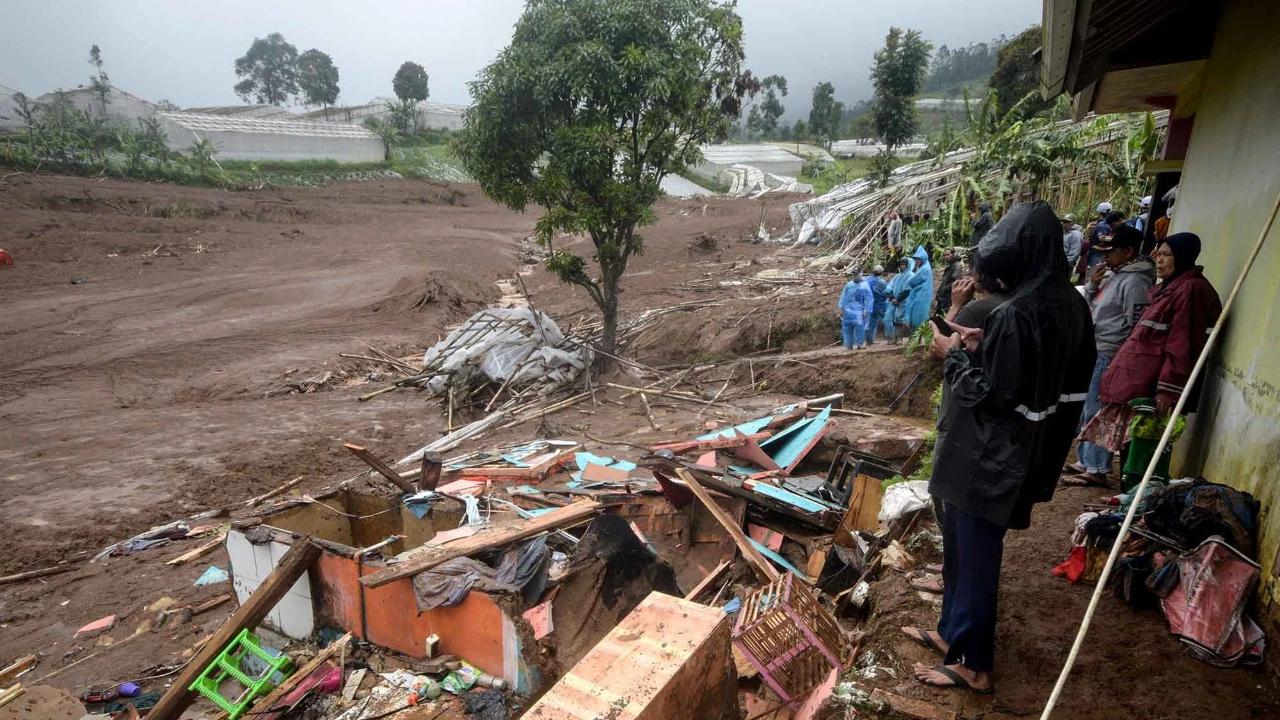 FOTO: Penampakan Longsor Mengubur Permukiman Warga di Cisarua Bandung