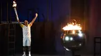 Mantan atlet maraton Brasil Vanderlei Cordeiro de Lima mengangkat obor olimpiade saat upacara pembukaan Olimpiade Rio 2016 di Stadion Maracana di Rio de Janeiro, Brasil, (5/8). (AFP PHOTO/Fabrice COFFRINI)