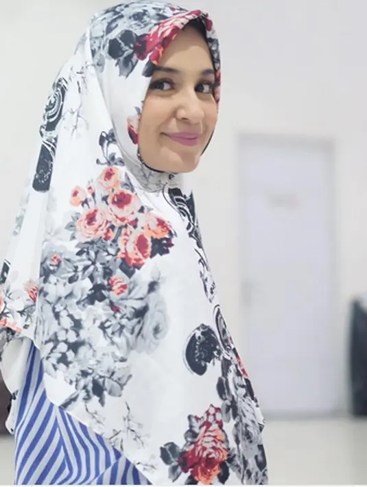 Sang ibu berharap Shireen mampu menjalani kehamilan ketiganya ini dengan baik mengingat track record kehamilannya selama ini. "Dia suka gitu, kalau bulan pertama kedua sering mabok terus. Semoga nggak stres," tuturnya. (Instagram/shireensungkar)