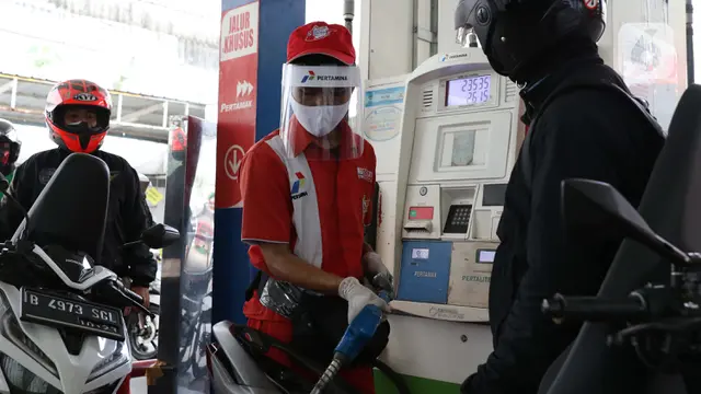 Cegah Penyebaran COVID-19, Petugas SPBU di Depok Kenakan Pelindung Wajah