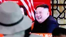 Orang-orang menonton TV yang menunjukkan pemimpin Korea Utara Kim Jong-un di Stasiun Kereta Seoul, Korea Selatan, Selasa (10/9/2019). Kemarin, Korea Utara menyatakan keinginan untuk kembali melanjutkan dialog dengan AS pada akhir September mendatang. (AP Photo/Ahn Young-joon)