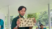 Founder Studio Kriya Tekstil, Riki Sugianto menunjukkan hasil teknik ecoprint. (Dok. Liputan6.com/Dyra Daniera)