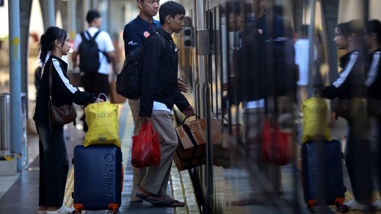 FOTO: Pemudik Mulai Padati Stasiun Pasar Senen Jelang Puncak Arus Mudik