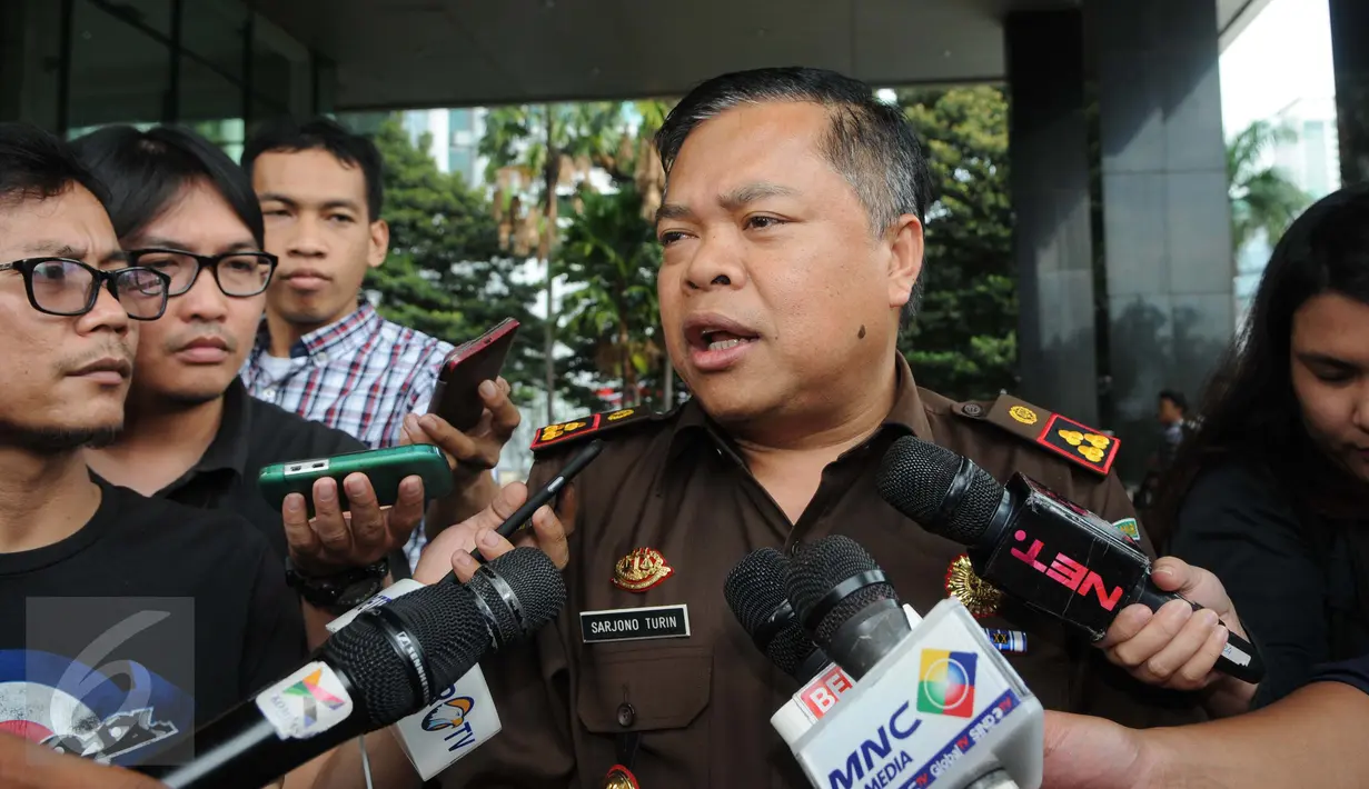 Kepala Kejaksaan Negeri Jakarta Selatan Sarjono Turin memberi keterangan usai bertemu pimpinan KPK di Gedung KPK, Jakarta, (16/8). Kedatangannya meminta bantuan KPK dalam kasus penjualan tanah fasilitas umum dan sosial . (Liputan6.com/ Helmi Affandi )
