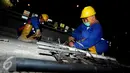 Pekerja saat merakit besi untuk perbaikan dan perawatan jalan 'Underpass' di kawasan Pondok Indah, Jakarta, Selasa (28/11). Perbaikan dan perawatan jalan tersebut guna mengantisipasi musim hujan. (Liputan6.com/Helmi Afandi)