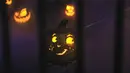 Sejumlah Jack-O'-Lantern terlihat di halaman sebuah "Rumah Hantu" (Ghost Manor) di New Orleans, Louisiana, Amerika Serikat (AS), pada 26 Oktober 2020. Untuk menyambut perayaan Halloween, sebuah rumah khusus di New Orleans disulap menjadi rumah hantu oleh pemiliknya. (Xinhua/Lan Wei)
