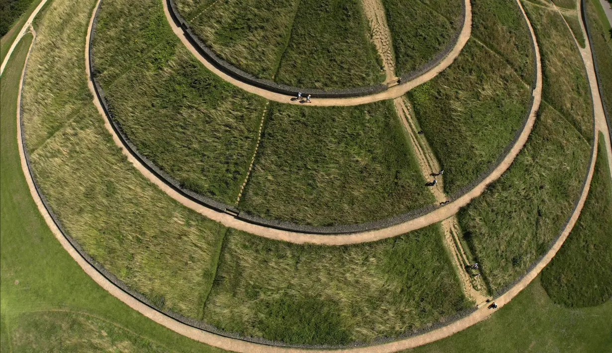 Northala Fields adalah taman pedesaan yang terdiri dari kolam dan empat gundukan tanah besar.(AP Photo/Kirsty Wigglesworth)