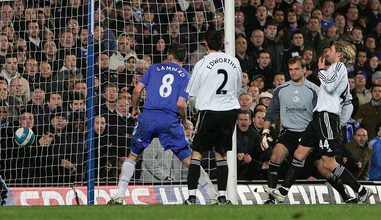 Pada musim 2007/2008, Derby County menjadi klub Premier League yang kebobolan paling banyak, yaitu 89 gol dan hanya memasukkan 20 gol. Menempati peringkat juru kunci dari 20 tim dengan hanya mengemas 11 poin hasil dari 1 kali menang, 8 kali imbang dan 29 kali kalah, Derby County harus terdegradasi bersama Reading di peringkat 18 dan Birmingham City di peringkat ke-19. (AFP/Geoff Caddick)