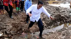 Gubernur DKI Jakarta Joko Widodo, Selasa (20/5/2014)  memantau pembangunan waduk Kampung Rambutan (Liputan6.com/Andrian M Tunay).