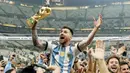 <p>Lionel Messi cs sukses membawa Tim Tango meraih gelar juara Piala Dunia 2022. Guna memeriahkan perayaan tersebut, Pemerintah Argentina sampai menetapkan hari Selasa 20 Desember 2022 sebagai hari libur nasional. (AP Photo/Martin Meissner)</p>