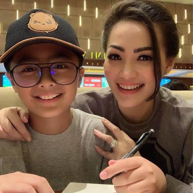 6 Potret Kebersamaan Christy Jusung dan Sang Putra, Penuh Kehangatan