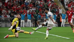 Maarten Paes jatuh bangun mengawal gawang Timnas Indonesia saat bersua Arab Saudi pada laga perdana putaran keempat Grup B Kualifikasi Piala Dunia 2026 di&nbsp;Al Inma Bank Stadium at King Abdullah Sport City, Kamis (9/10/2025) dini hari WIB. Sayangnya, Tim Garuda menelan kekalahan 2-3 dari Arab Saudi dalam duel tersebut. (AP Photo)&nbsp;&nbsp;