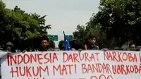 Demo mahasiswa menuntut proses hukum kasus narkoba di Cirebon, ricuh. 