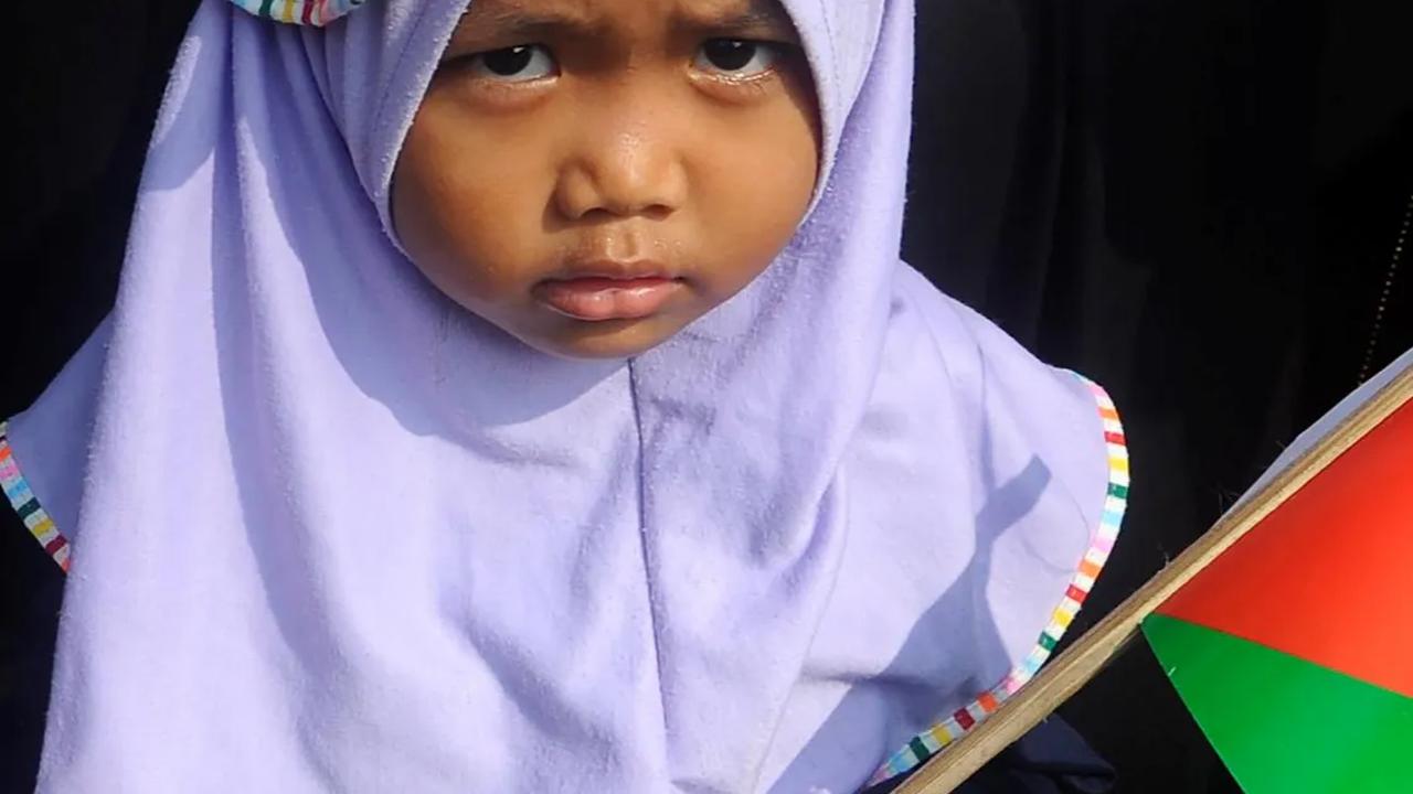 Para warga juga membawa anak mereka ikut dalam aksi tersebut.