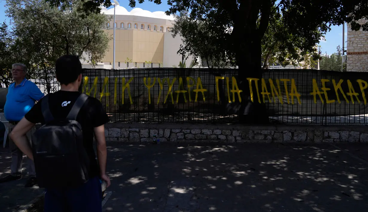 Polisi Yunani mengatakan: "Sebuah insiden serius terjadi di luar stadion Nea Filadelfeia. Seorang pemuda Yunani ditikam sampai mati dan enam orang lainnya terluka di rumah sakit." (AP Photo/Thanassis Stavrakis)
