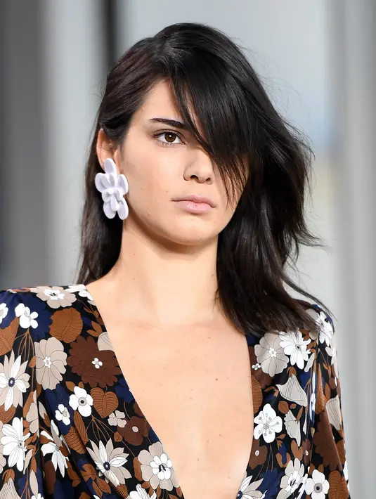 Sebelumnya, Kendal terlihat dalam sebuah foto dengan menggunakan pakaian transparan dan memperlihatkan tindikan pada (maaf) payudaranya. (AFP/Bintang.com)